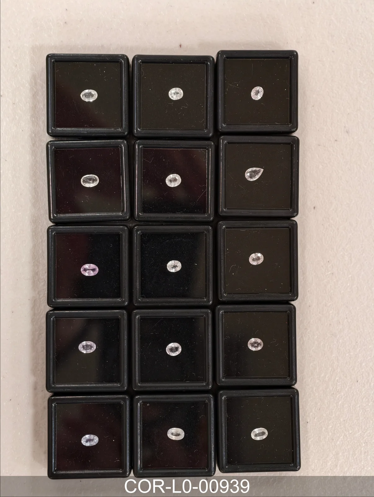 無色剛玉 COR-L0-00939