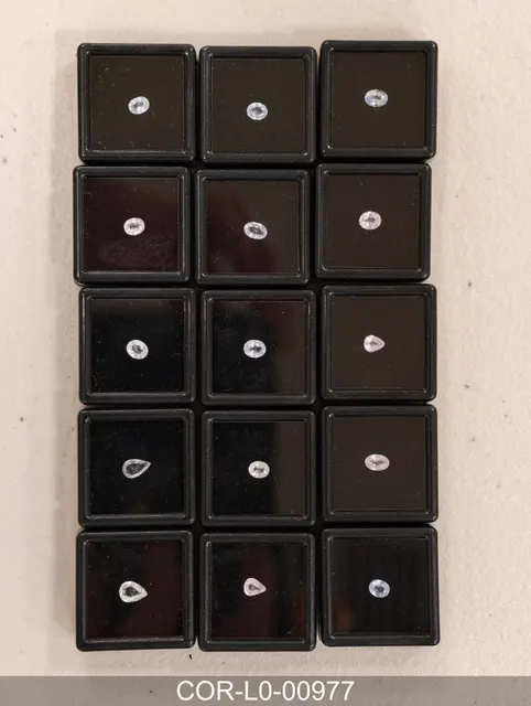 無色剛玉 COR-L0-00977