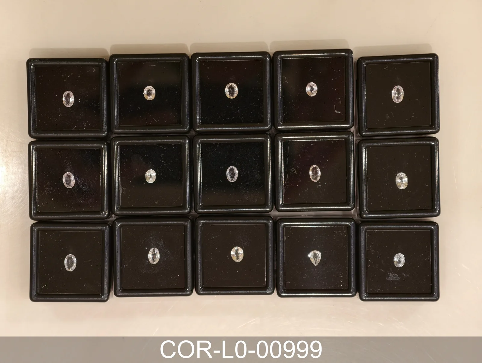 無色剛玉 COR-L0-00999
