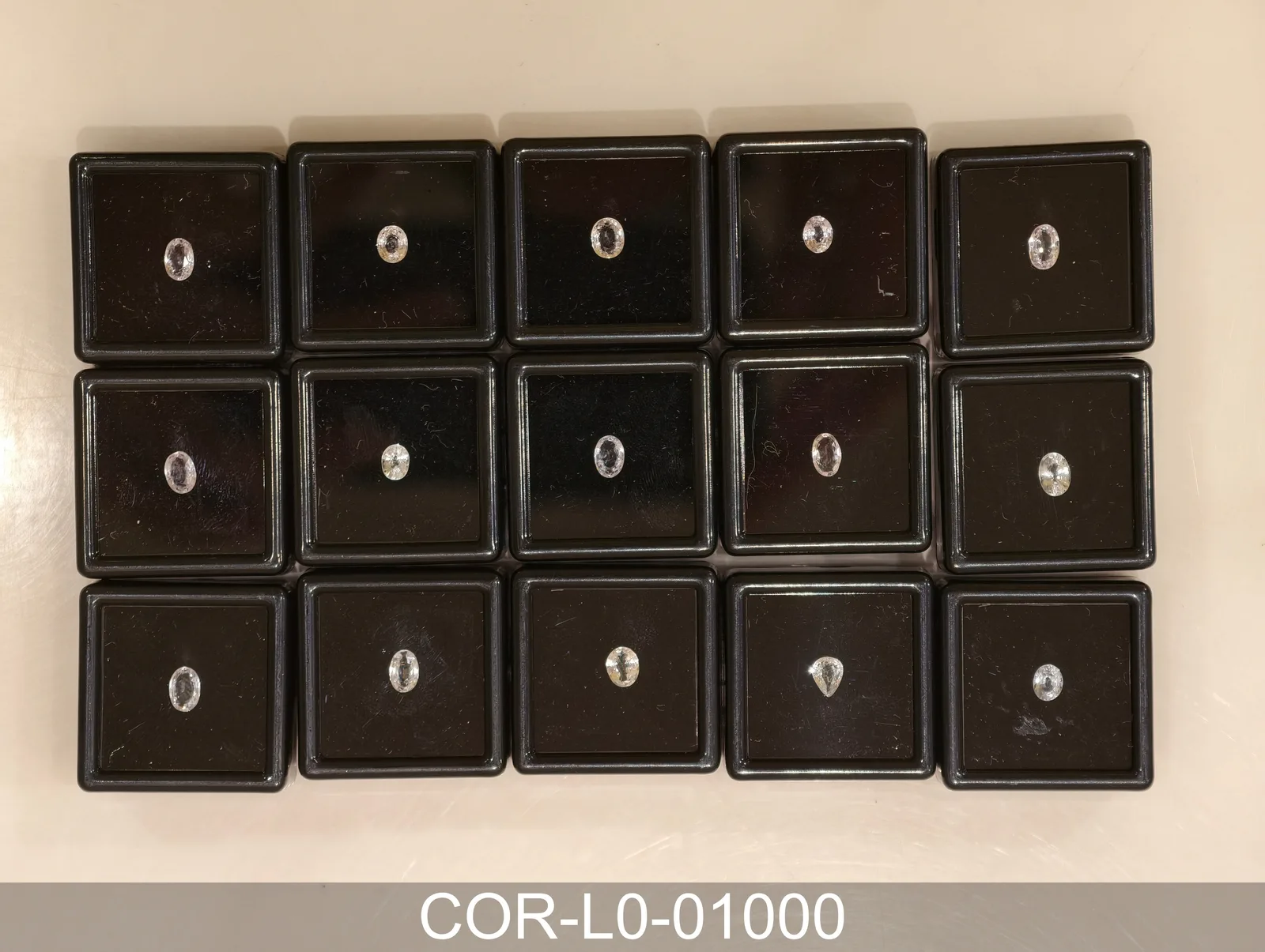 無色剛玉 COR-L0-01000