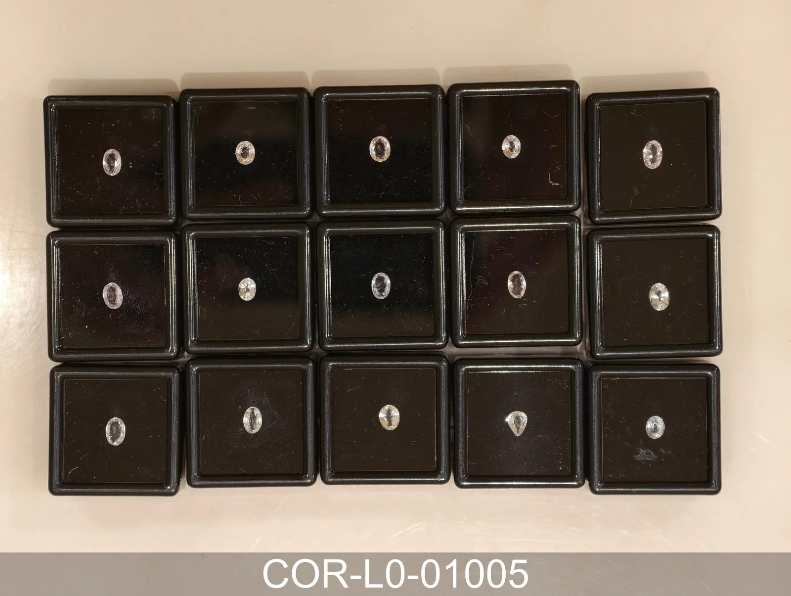無色剛玉 COR-L0-01005
