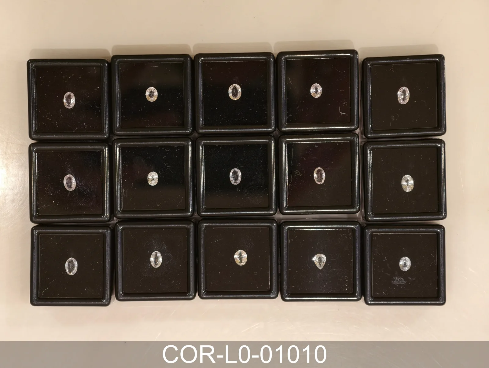 無色剛玉 COR-L0-01010