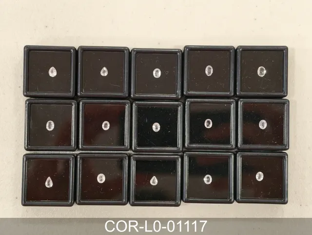 無色剛玉 COR-L0-01117