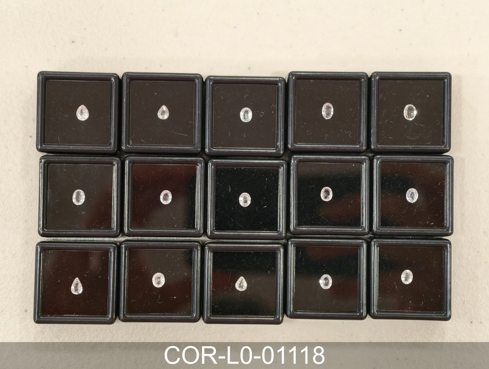 灰色剛玉 COR-L0-01118