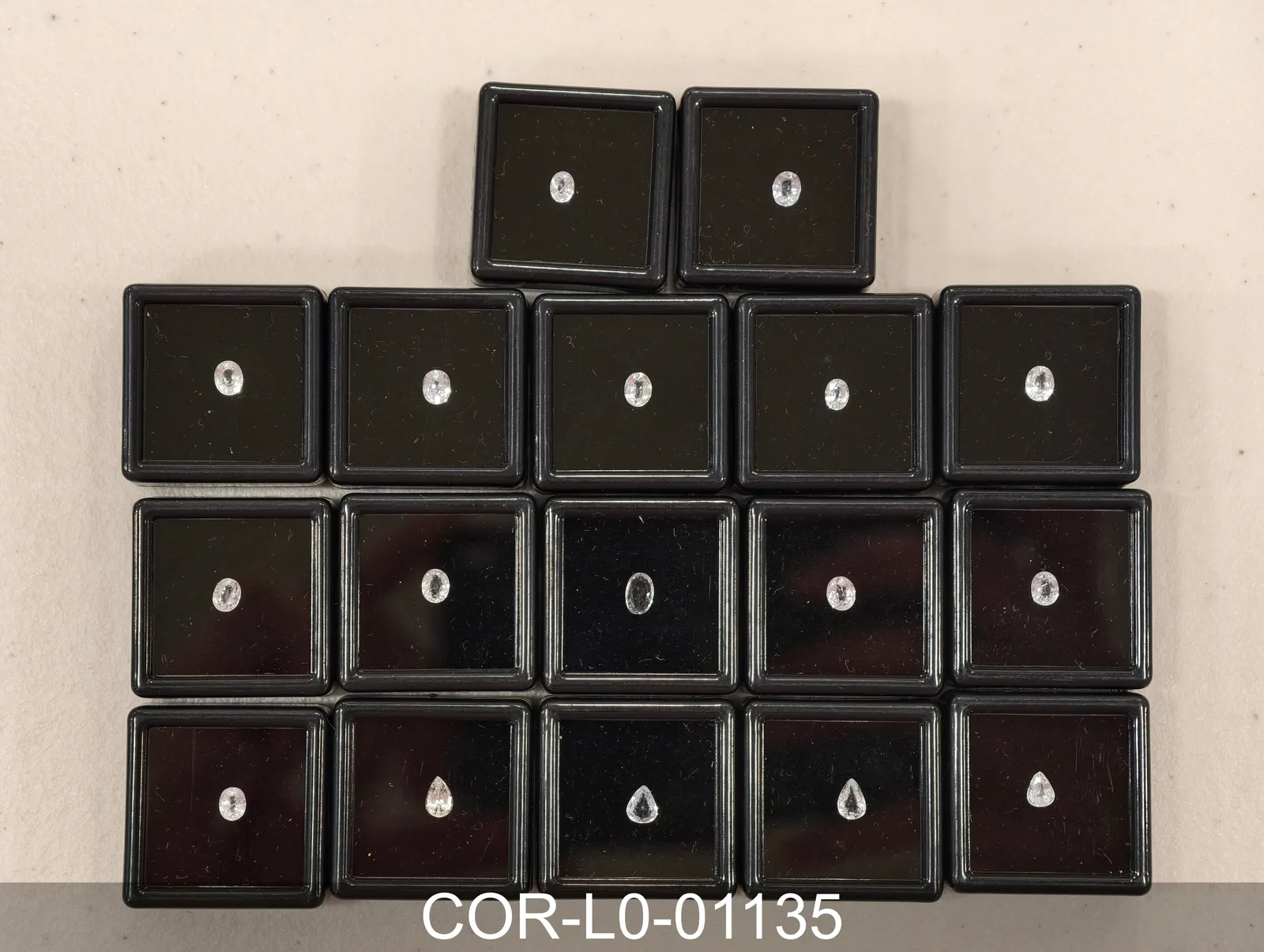 無色剛玉 COR-L0-01135