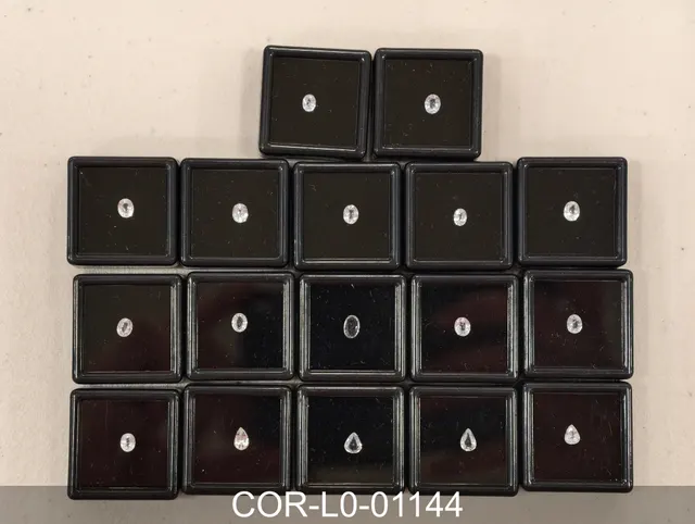 無色剛玉 COR-L0-01144